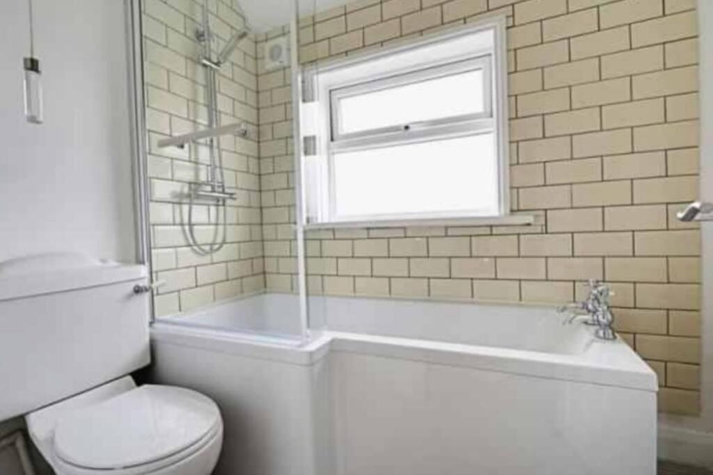 Two Bedroom Terrace House With Parking Kingston upon Hull Kültér fotó