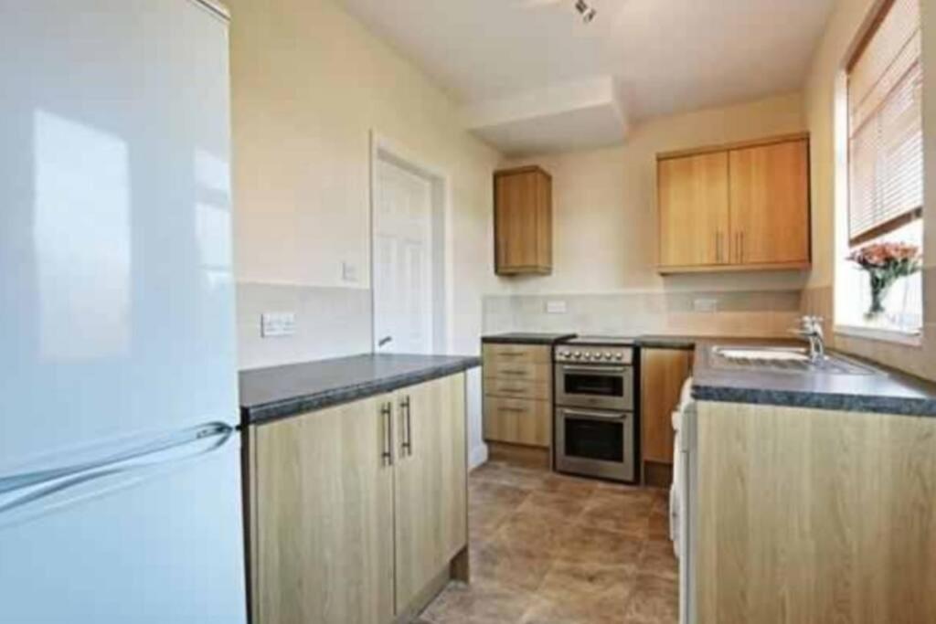 Two Bedroom Terrace House With Parking Kingston upon Hull Kültér fotó