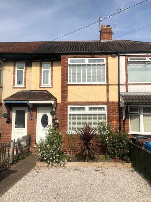 Two Bedroom Terrace House With Parking Kingston upon Hull Kültér fotó